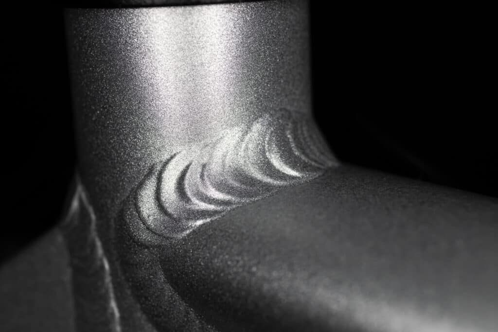 Zone de soudure d'une pièce en aluminium visible sur le côté, avant scan par tomographie